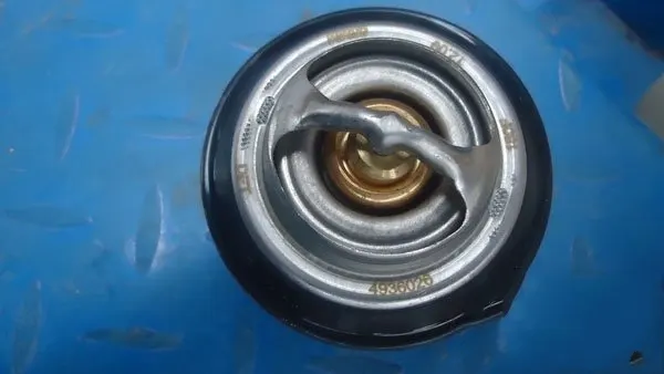 东风康明斯ISDE节温器4936026//汽车配件4936026