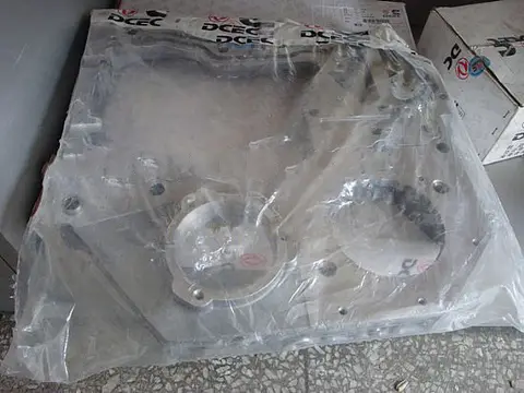 东风康明斯欧三ISBE 发动机前齿轮室盖配件4930847