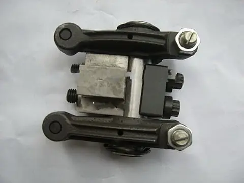 东风康明斯发动机6CT8.3摇臂总成、汽车配件c3901717
